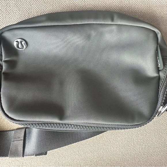 COPY - Lululemon Everywhere Belt Bag 1L NEW - Picture 8 of 10